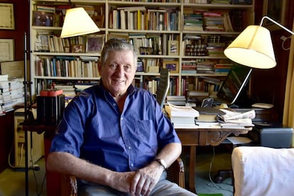 El periodista José Claudio Escribano, en su casa durante la entrevista con EL PAÍS.