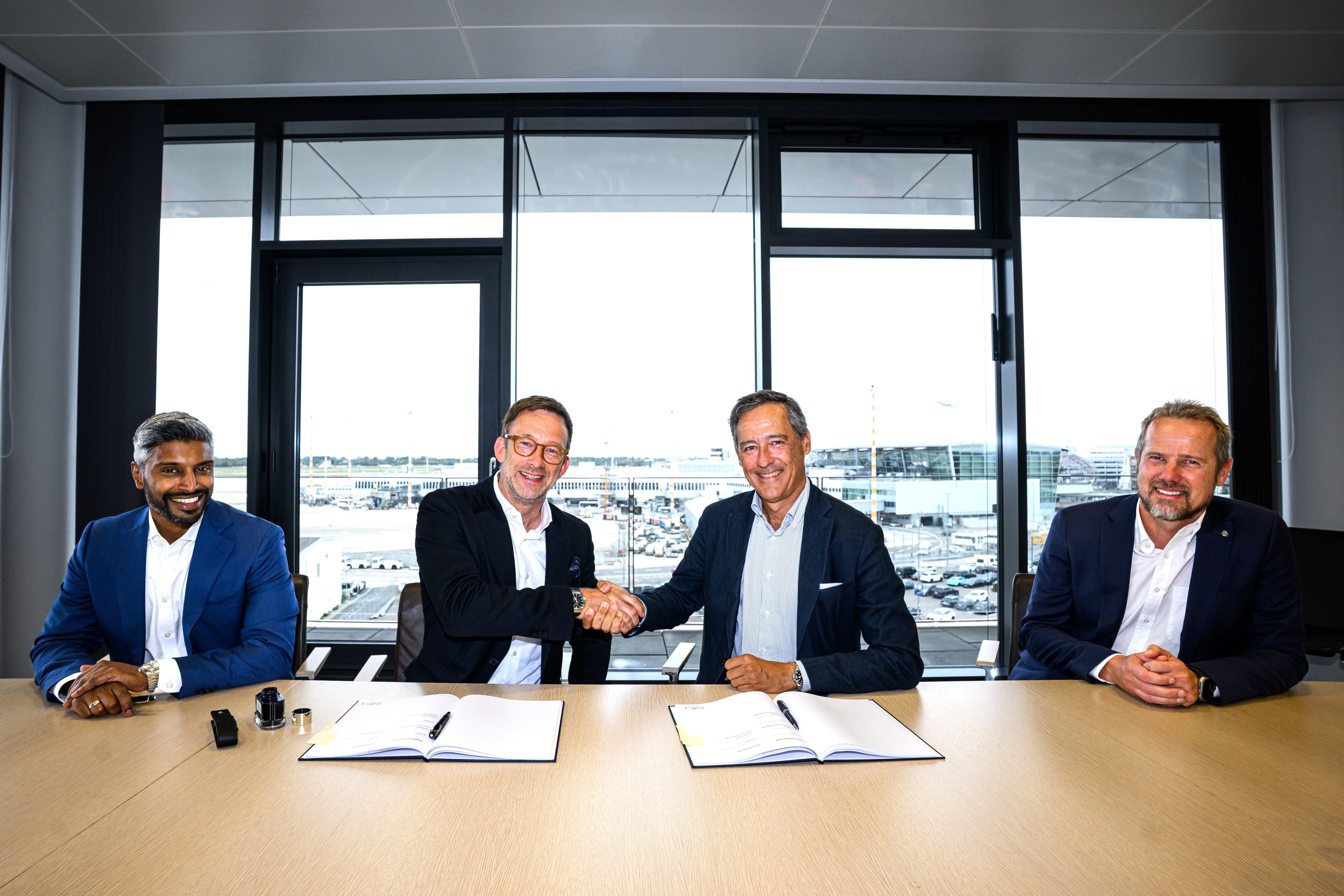 El consejero delegado del aeropuerto de Düsseldorf, Lars Redeligx, junto a su homólogo de Exolum, Javier Goñi, durante la firma del contrato.