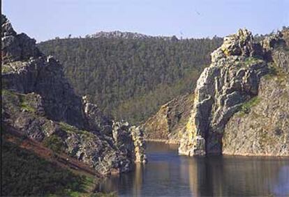 El río Alagón en la sierra de la Garrapata, donde se hallan los Canchos de Ramiro.