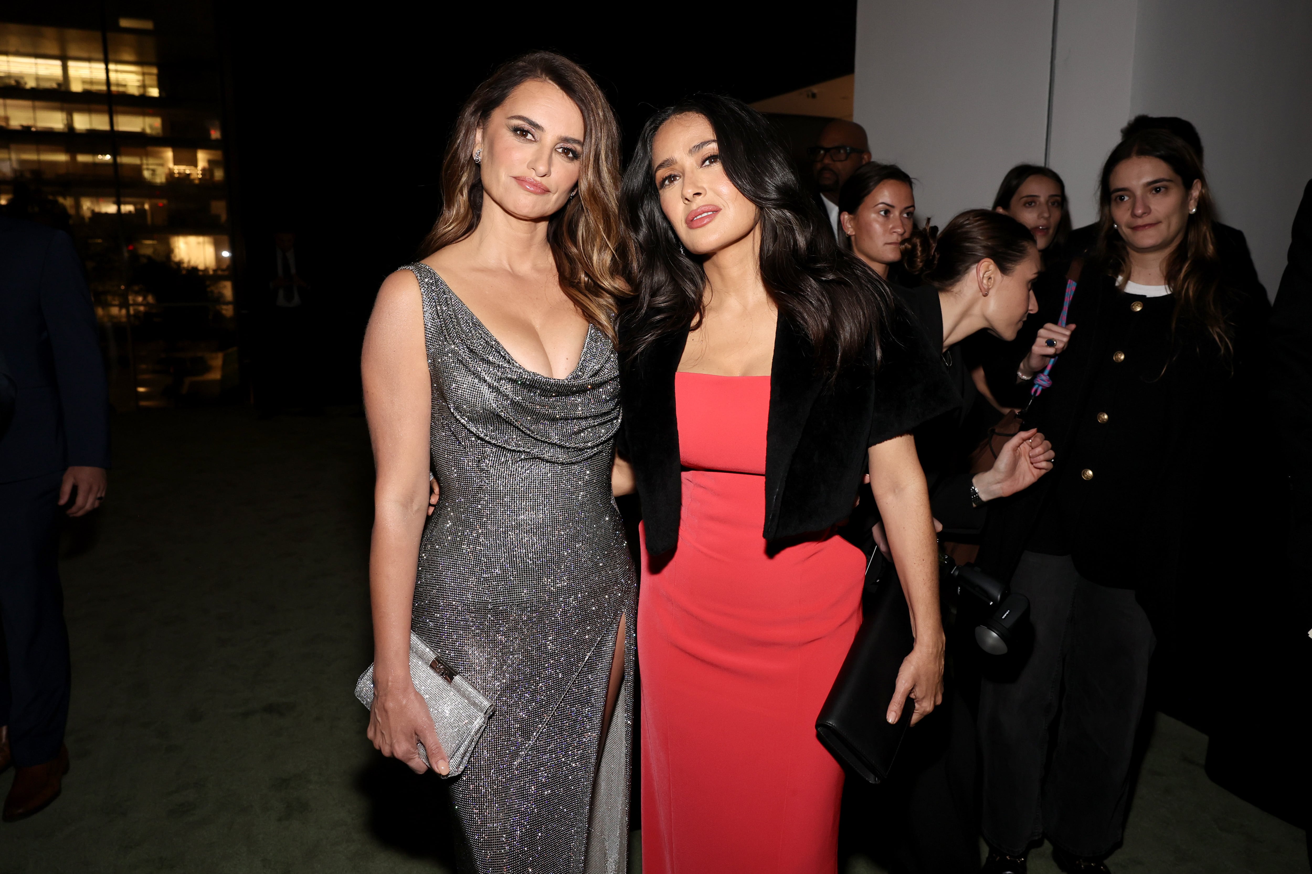 Penélope Cruz y Salma Hayek, espectaculares y de la mano en una entrega de premios en Nueva York