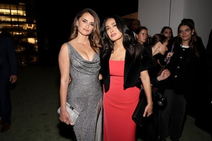 La ceremonia de entrega de los premios Innovator del periódico económico Wall Street Journal se celebra todos los años pero no en cada edición goza la gala de la presencia de dos estrellas de la altura de Penelope Cruz y Salma Hayek, dos viejas amigas que ayer se convirtieron en protagonistas absolutas de la noche.