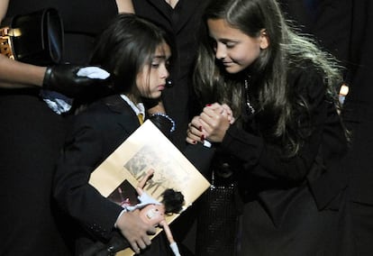 Blanket y Paris Jackson, en el funeral en memoria de su padre celebrado en el Staples Center de Los Ángeles, en julio de 2009.