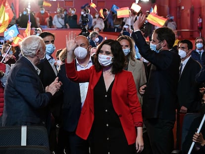 Isabel Díaz Ayuso saluda a los asistentes a un acto de campaña celebrado el lunes en Torrejón de Ardoz.