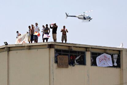 Un grupo de presos permanece en la azotea de la cárcel Topo Chico durante un motín, en Monterrey (Mexico).