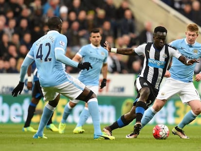 Cheik Tioté protege la pelota durante un partido entre el Newcastle y el Manchester City en 2016.