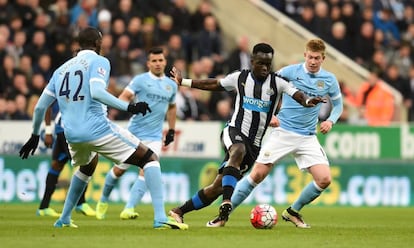 Cheik Tioté protege la pelota durante un partido entre el Newcastle y el Manchester City en 2016.