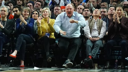 Steve Ballmerm, en un partido de su equipo, el Los Angeles Clippers, contra el Miami Heat en el Staples Center en febrero de 2020.