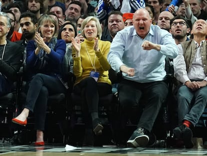 Steve Ballmerm, en un partido de su equipo, el Los Angeles Clippers, contra el Miami Heat en el Staples Center en febrero de 2020.