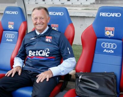 El presidente del Olympique de Lyon, Jean-Michel Aulas, vistiendo una camiseta del equipo.