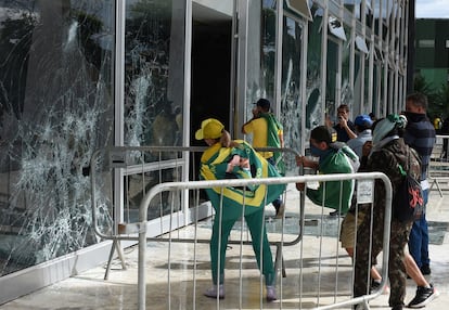 Seguidores del expresidente de Brasil, Jair Bolsonaro, durante el asalto al Congreso