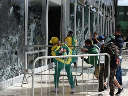 Varios bolsonarias destrozan los cristales del Tribunal Supremo en Brasilia, el 8 de enero.