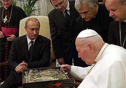 El Papa recibe un obsequio del presidente ruso, Vladímir Putin, ayer en el Vaticano.