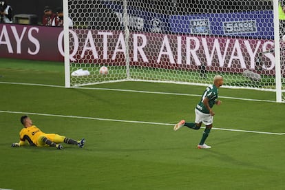 Deyverson comemora, Diego Alves lamenta e a bola morre no fundo do gol.