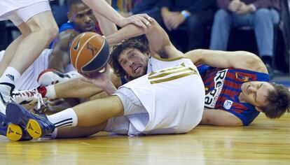 Llull gana desde el suelo un balón dividido a Lorbek