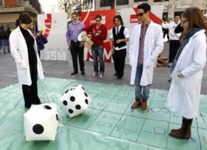 Juventudes Socialistas de Madrid ha realizado esta mañana la performance '¿Qué pasaría si inviertiéramos 17.000 millones en I?' para defender el Programa de Impulso de la I? Joven.