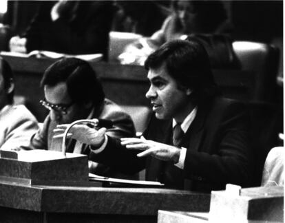 Felipe González y Alfonso Guerra, el 11 de octubre de 1982, durante la comparecencia del ministro Oliart para explicar el intento de golpe de Estado del 27 de ese mismo mes.