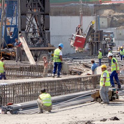 Un grupo de trabajadores preparan el encofrado para una obra en Bilbao.