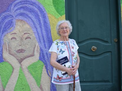 Juana Sánchez, uno de los personajes que aparece en el libro 'Mujeres haciendo barrio', posa frente a la asociación vecinal de Villa Rosa, en Madrid, donde ha trabajado en los últimos 40 años.