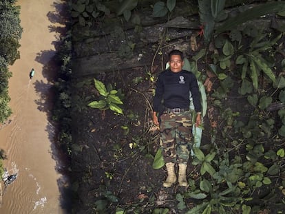 José Gregorio, líder da Guarda Indígena Ambiental, em um retrato em que usa a camiseta de sua organização na Amazônia colombiana.