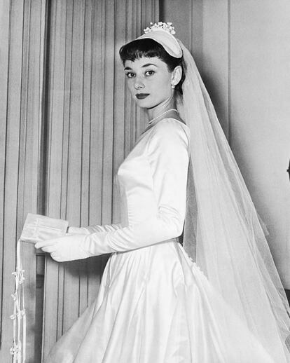 Posando con el vestido de boda que nunca fue. Mientras rodaba Vacaciones en Roma, Audrey estuvo a punto de casarse con James Hanson, un playboy de Londres, con el que rompió el compromiso dos semanas antes de boda. Audrey pidió a una de las diseñadoras, Zoe Fontana, que se lo regalase a otra chica que no pudiese costearse un vestido para su boda. La afortunada fue Amabile Altobello, una chiquilla de 20 años que vivía a las afueras de Roma. La prenda entró en la subasta de la colección de costura de la actriz que se llevó a cabo en 2009, y se vendió por 16.000 euros.