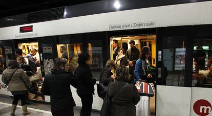 Usuarios del metro en Valencia, en una imagen de archivo. 