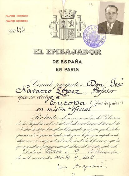 En los archivos de Negrín se guarda este pasaporte diplomático emitido por el entonces embajador de España en París, Luis Araquistán. Negrín toma la identidad de un profesor para ocultad su propia identidad.