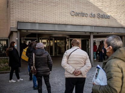Cola de pacientes este lunes en la puerta del centro de salud Los Yébenes, en Madrid.