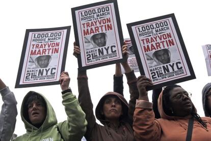 Manifestantes participan en la marcha &quot;Un mill&oacute;n de capuchas&quot; en protesta por la muerte de Tryavon Martin.