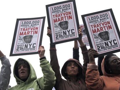 Manifestantes participan en la marcha "Un millón de capuchas" en protesta por la muerte de Tryavon Martin.