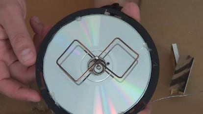 De nuevo un CD como base para la antena. Y en lugar de mantener la antena que viene en el router, con clips -por ejemplo- creamos este doble rombo que utilice la base circular como reflectante de la señal. Aunque creará una WiFi de cobertura direccional, aumenta la señal de una manera notable, en cuanto a distancia.