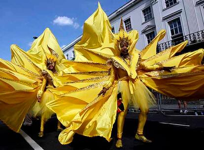 Un grupo de bailarines avanza por las calles de Notting Hill, en Londres.