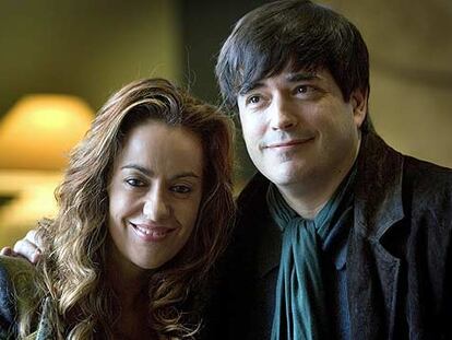 Maria de la Pau Janer y Jaime Bayly, ayer en Barcelona.