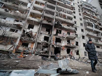 Consecuencias de un bombardeo nocturno en una zona residencial de Kiev el 25 de febrero de 2022, el día siguiente que las tropas rusas entrasen en Ucrania.