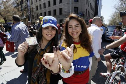 Dos ciudadanas venezolanas tras votar en Madrid. Más de 20.000 venezolanos residentes en España estaban convocados para participar en las elecciones.