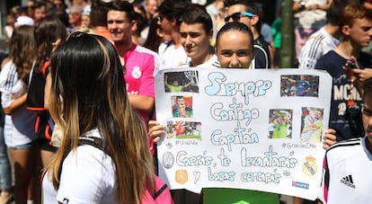 Una seguidora de Casillas a las puertas del Bernabeú