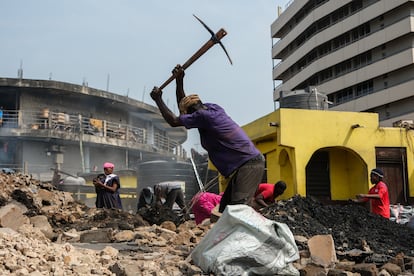 La mala calidad de mucha de la ropa que se compra en el Norte Global hace que sea menos duradera y pone en entredicho esa segunda vida que se le pretende dar cuando se deposita en un contenedor, desde donde puede recorrer miles de kilómetros para terminar en lugares como Kantamanto. Además, la moda ultrarrápida implica que los tejidos que se usan son cada vez más sintéticos y contaminantes, algo que afecta a los países receptores de las prendas de segunda mano como Ghana. En la imagen, varias personas buscan entre los restos del incendio y limpian los escombros del mercado, el 4 de enero de 2025.
