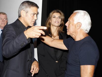 El actor estadounidense y su novia Elisabetta Canalis hablan con el diseñador Giorgio Armani tras el desfile de su colección primavera-verano 2011. Este año, la Semana de la Moda de Milán ha contado con 78 diseñadores participantes.