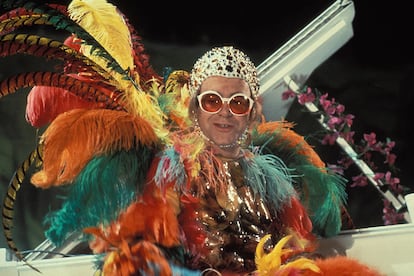 Uno de los «operísticos» diseños de Elton John de los que bebe la película.