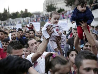 Refugiats protesten pel bloqueig policial a Istanbul.