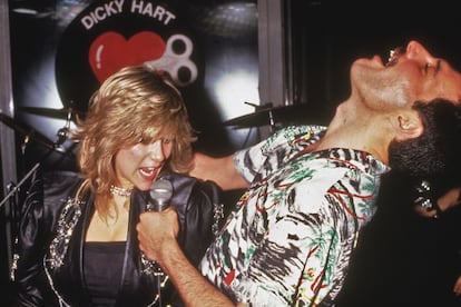 Freddie Mercury y Samantha Fox during durane una fiesta en Kensington Roof Gardens en Londres en 1986.