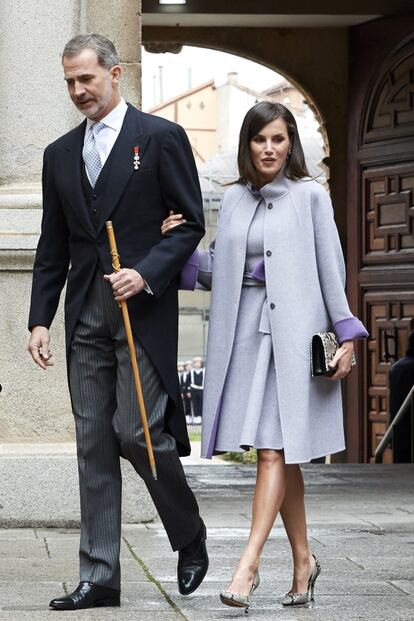 Los reyes Felipe y Letizia a su llegada a la Universidad de Alcalá de Henares, donde se entregan los premios Cervantes. Para esta entrega de 2019, la Reina ha apostado por un conjunto de vestido y abrigo en lila con vivos morados de Carolina Herrera, rompiendo su tradición de vestir de Felipe Varela. Como complementos ha llevado una cartera y zapatos con estampado de pitón.