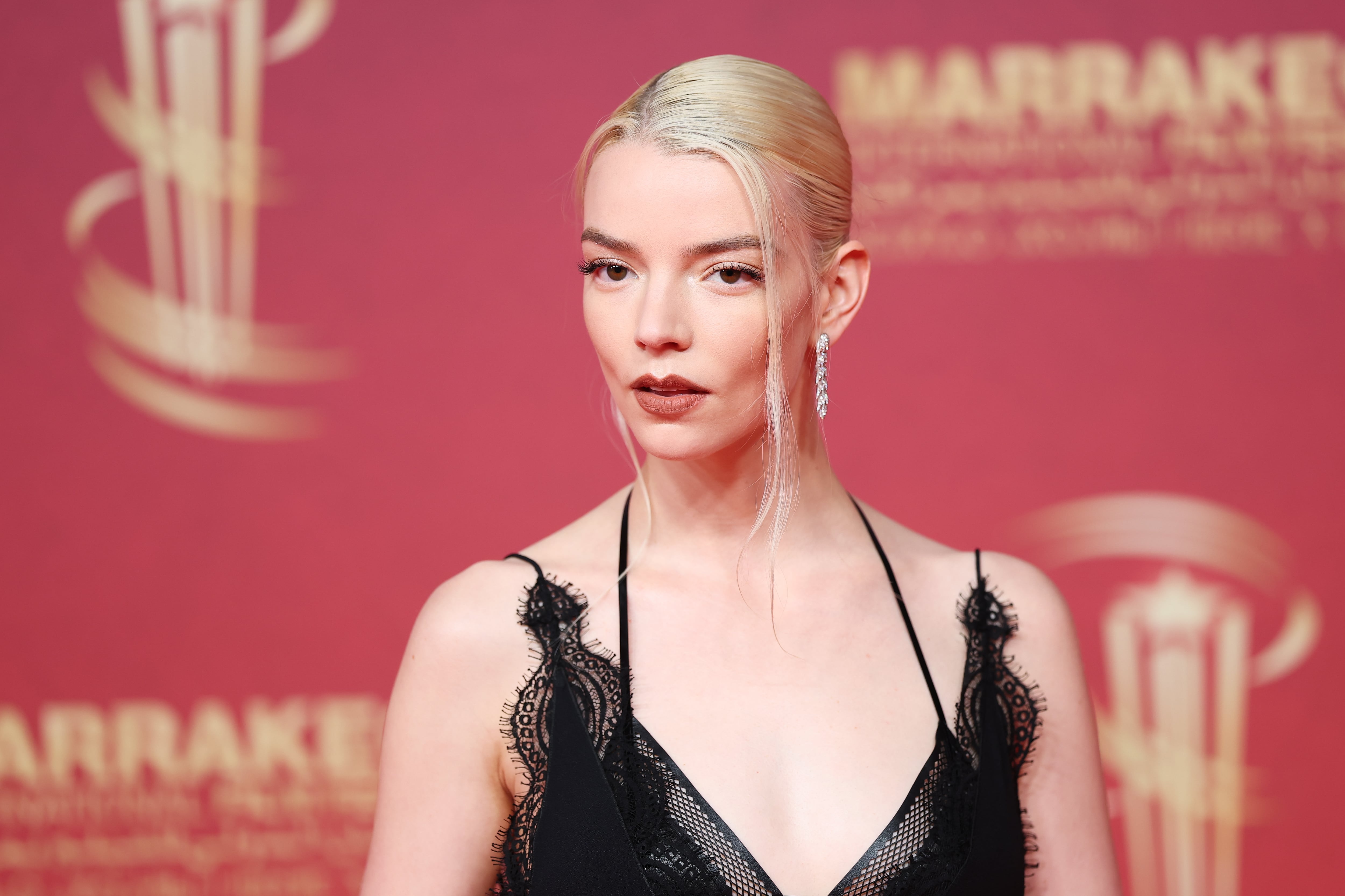 Anya Taylor-Joy, o cómo dominar el ‘look’ gótico con un vestido lencero