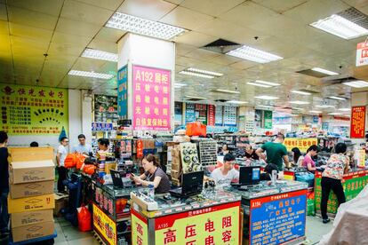 Mercado de electrónica de Huaqiangbei, una enorme superficie donde se venden todo tipo de componentes tecnológicos en el centro de Shenzhen.