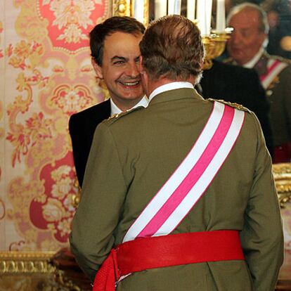 El Rey, con uniforme militar, conversa con Rodríguez Zapatero en la recepción de la Pascua Militar.