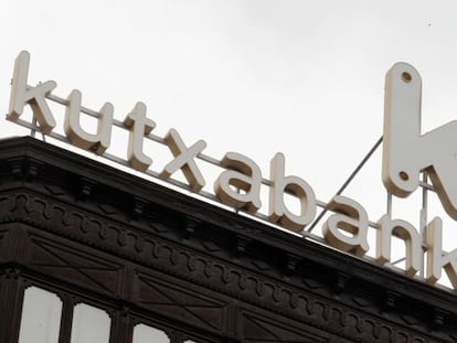 La imagen corporativa de Kutxabank luce en lo alto de su sede en Bilbao.