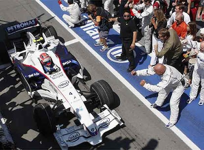 El equipo BMW celebró la victoria de Robert Kubica, la primera de su carrera deportiva