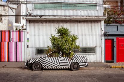 Um carro pintado pelo de artistas Bijari.
