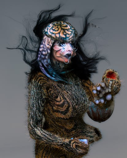 Björk, en una foto exclusiva para ICON, vistiendo un diseño de Yaz Exall y con una máscara de James T. Merry.