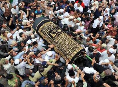 Funeral por Imam Samudra, uno de los tres ejecutados por el atentado de Bali, en Serang.
John Key.