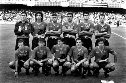 La selección olímpica, antes de comenzar la final en Barcelona 92. De pie, de izquierda a derecha: Toni, López, Luis Enrique, Abelardo, Kiko y Bergés. En primera fila, en cuclillas, de izquierda a derecha: Alfonso, Guardiola, Lasa, Ferrer y Solozábal.